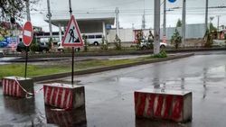 На Гагарина кладут асфальт, а тротуара для пешеходов нет. Фото местного жителя