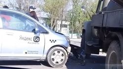 На Алматинке машина «Яндекс Такси» врезалась в ГАЗ-53. Видео с места аварии