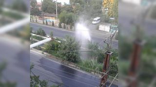 Фото - В центре города Ош прорвало трубу: из-под земли бьет двухметровый фонтан
