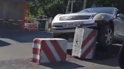 Легковушка влетела на бетонные блоки, - очевидец <i>(видео, фото)</i>