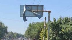 Оборванная металлическая обшивка рекламного щита не относится к Бишкеку, - мэрия