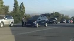 На Алыкулова столкнулись две машины. Видео с места аварии