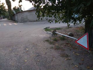 На Коммунарова-Минской упал дорожный знак (фото)