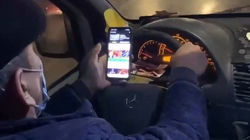 Водитель маршрутки во время езды смотрит видео в телефоне. Видео