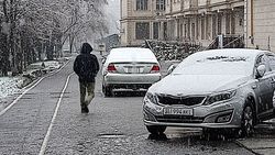 На тротуаре по Айтматова продолжают парковать машины. Фото