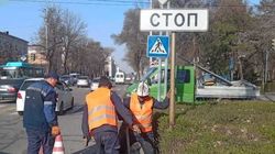 Дорожный знак на Чуй-Тыныстанова упал в результате ДТП, - «Бишкекасфальтсервис»