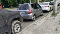 Троллейбус не может подъехать к остановке на Шопокова из-за припаркованных авто. Видео и фото