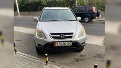 Водитель припарковал свою машину Honda CR-V на тротуаре
