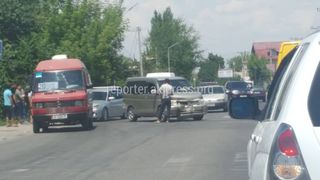 Фото — В Бишкеке столкнулись минивэн и микроавтобус