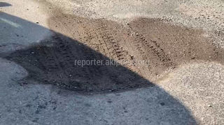 Водитель жалуется на ямы на Южной магистрали. Видео