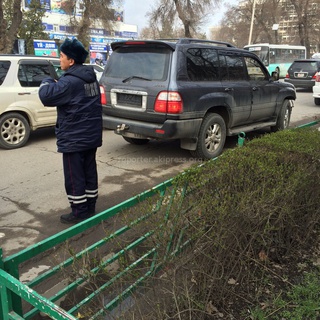 В центре Бишкека произошла авария с участием «Lexus 470» без заднего госномера и «Toyota Ist» <b><i> (фото) </i></b>