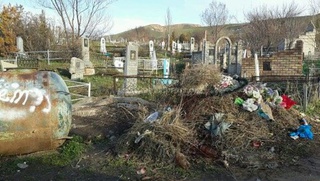 На Юго-Западном кладбище мусор лежит кучами, перегнивает, где-то его сожгли, и никому нет дела, - читатель <b><i>(фото)</i></b>