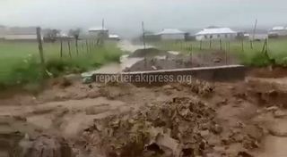 В селе Каратай Ошской области сели унесли строящийся мост. Видео