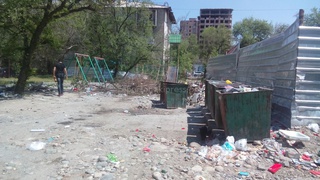 На Малдыбаева-Абая строительная компания уничтожила детскую площадку, сняв брусчатку и поставив рядом мусорные контейнеры, - житель <b><i>(фото)</i></b>