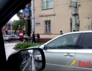 Группа лиц избивала лежачего мужчину на Манаса-Московская, и только один сотрудник ДПС пытался их унять, - читатель <b><i>(видео)</i></b>