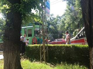 На пересечении Московская-Турусбекова грузовой троллейбус сбил маленькую девочку, - читатель <b><i>(фото)</i></b>