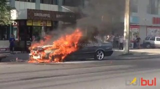 На ул. Ахунбаева напротив парка Ататюрка сгорела машина <b><i>(видео)</i></b>