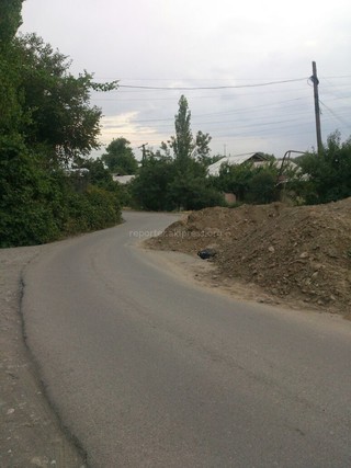 В Оше на улице Узгенская месяц назад оставили кучи гравия на дороге, что создает неудобства жителям, - читатель <b><i>(фото)</i></b>