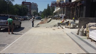 На ул.Токтогула строители нового здания полностью загородили тротуар, - горожанин <b><i>(фото)</i></b>