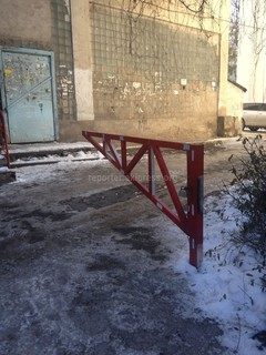Между домами на улице Керимбекова 71 самовольно установлен шлагбаум, - читатель (фото)
