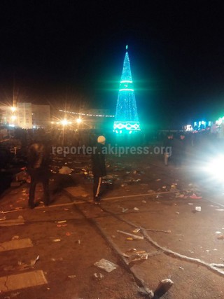 Центральная площадь города Ош ночью 1 января была в мусоре, - читатель <b><i>(фото)</i></b>