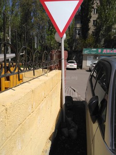 На ул. Саманчина сбитый знак «уступи дорогу» самостоятельно установили в неправильном месте, - читатель <i>(фото)</i>