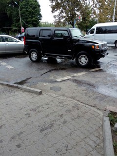 На перекрестке Чуй-Тыныстанова водитель припарковал Hummer на проезжей части, - читатель <i>(фото)</i>