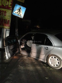 На ул.Шакирова в Оше автомобиль врезался в столб, пострадавшего пассажира увезла карета скорой помощи, - очевидец <i>(фото)</i>