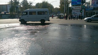 На перекрестке Ахунбаева-Байтик Баатыра вода вышла из арыка и топит часть дороги, тротуар, магазины и здания <i>(фото)</i>