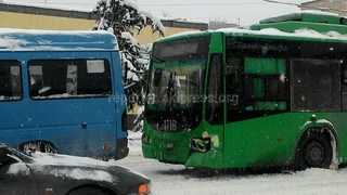 На ул.Сухэ-Батора в Бишкеке столкнулись троллейбус и маршрутка (фото)