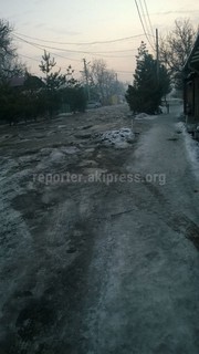 Жители ул.Куренкеева в Бишкеке жалуются на плачевное состояние дорог (фото)