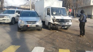 В Бишкеке на перекрестке Исанова-Рыскулова столкнулись грузовой микроавтобус и легковушка <i>(фото)</i>