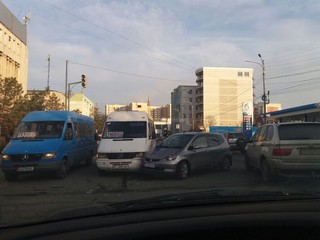 На перекрестке Киевской-Шопокова в Бишкеке столкнулись легковушка и маршрутка (фото)