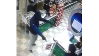 Видео — Вооруженное ограбление магазина в Бишкеке