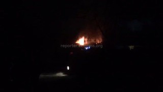 Видео очевидца, заснявшего пожар на складе аптеки в Оше