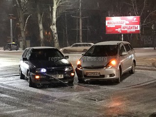 На пересечении улиц Абдрахманова и Фрунзе в Бишкеке произошла авария, - читатель (фото)