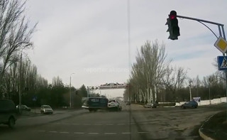 <b>Видео</b> — Автомашина посольства России, попавшая в ДТП, летела на красный сигнал светофора