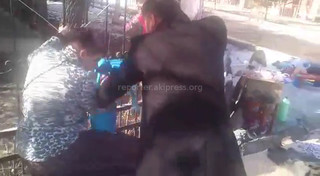 Видео – Потасовка сотрудника Октябрьского акимиата и женщины, торгующей на барахолке