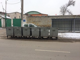Горожанин жалуется, что мусорные контейнеры стоят на проезжей части ул.Боконбаева