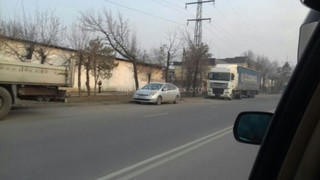 Почему на улице Садыгалиева в Бишкеке с обеих сторон всегда стоят припаркованные грузовые фуры? - читатель (фото)