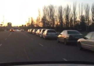 Участок Южной магистрали в Бишкеке обставлен машинами (видео)