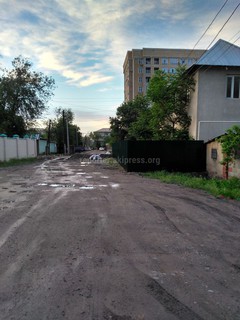 Законно ли владелец дома на Рыскулова-Тимирязева переступил границу, огородив свой участок? - читатель (фото)