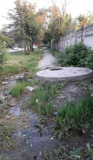 Бишкекчанин просит починить колодцы на пересечении улицы Садырбаева и переулка Лазурного (фото)
