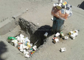 В результате акции бесплатного максыма мусорки Бишкека переполнены, - пользователь соцсетей