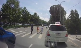 Таксист чуть не сбил девочку на пешеходе <i>(видео)</i>