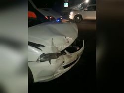 Видео — Из-за отсутствия светофора на Баялинова-Орозбекова столкнулись три машины, - горожанка