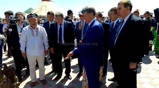 Президент осмотрел экспонаты на экспозиции «Кыргызское кочевье»