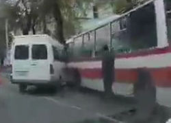 Видео — На Абдрахманова-Жибек Жолу троллейбус и маршрутка не поделили дорогу