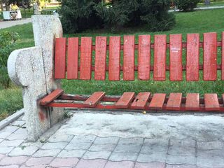 Бишкекчанин просит мэрию заменить аварийные скамейки в Дубовом парке (фото)