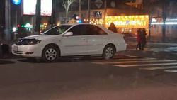 На Байтик Баатыра-Горького две «Тойоты» по-хамски припарковались (фото, видео)